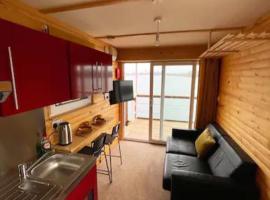 Lake View Lodge Pod, apartment in Chichester