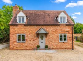 Orchard Cottage, holiday home in Alderton