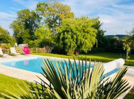 Les Mazades à 10 min de Périgueux avec piscine chauffée, meublé de tourisme classé 3 étoiles, hotel din Annesse-et-Beaulieu