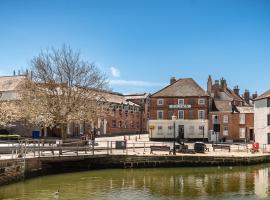 3, The Dolphin, 49 Quay Street - Stunning apartment - Quintessential - Quay views - Sleeps 2-4 people, hotel cerca de Carisbrooke Castle, Newport