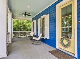 Lovely Mobile Retreat with Deck and Front Porch!, holiday rental in Mobile