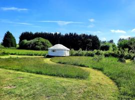 Cranfield Retreat & Glamping - Yurt & Shepherds Hut, orlofshús/-íbúð í Long Melford