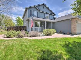 Convenient Longmont Home with Hot Tub and Sauna!，Erie的飯店