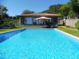 The Pool House, отель в городе Longos, рядом находится Святилище Самейру