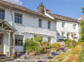 The Old Post Office, Cosy Grade II listed 2 bed apartment Windermere، فندق في ويندرمير