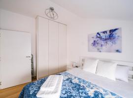 Mikonos apartman, hotel in Surčin