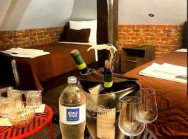 Hotel style rooms & restaurant Pirocanac: Pirot şehrinde bir otel