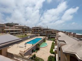 Appartement 300m2 vue sur océan Prestigia - Plage des nations, strandhotell i Salé