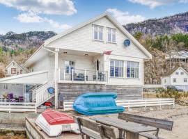 Amazing Home In Vanvik With Kitchen, hotel with parking in Sand