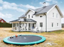 4 Bedroom Nice Home In Karlstad: Karlstad şehrinde bir kulübe