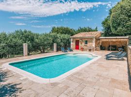 Amazing Home In Lioux With Outdoor Swimming Pool, Private Swimming Pool And 3 Bedrooms, hotel di Lioux