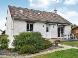Stunning Home In Marcey-les-grves With Wifi And 2 Bedrooms，Marcey-les-Grèves的有停車位的飯店