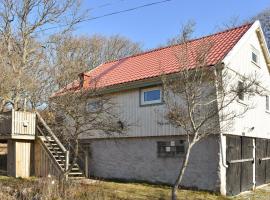 2 Bedroom Cozy Apartment In Skärhamn, hotel v destinaci Klövedal