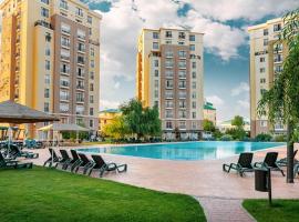 Summer cosmopolis – hotel z parkingiem w mieście Ştefăneştii de Sus