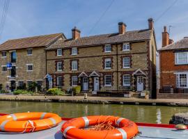 3 Canalside Cottages, hotel with parking in Towcester