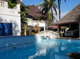 4 Bed Villa - Sleeps 8 - Wifi - Pool - Garden