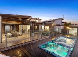 10 Ocean Drive, hotel with hot tubs in Port Fairy