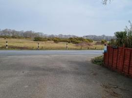 Lovely 2-Bedroom New Forest apartment on a Farm, pet-friendly hotel in New Milton