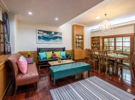 AT NANA ,4BR,4R,Nana BTS,10MintoSiam, holiday home in Bangkok