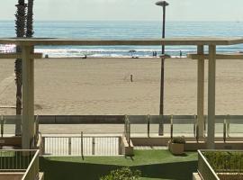 Alojamiento en primera línea de playa con WIFI, hotel in Valencia