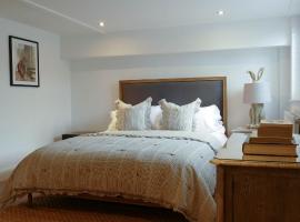 DINCKLEY COURT BOUTIQUE RIVERSIDE ROOMS - Burcot on Thames, hotel in Abingdon