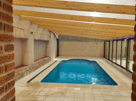 Casa Rural Baños del Rey con piscina climatizada, alquiler vacacional en Vega de Santa María