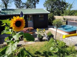 The Old Potting Shed with hot tub. Colan, Newquay., hotel in Newquay