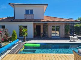 Villa climatisée avec piscine à LEGE CAP FERRET, hotel u gradu 'Lège Cap Ferret'