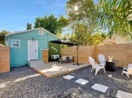 ModernTropic 2bd/1ba Near Beach w/ fence yard/deck