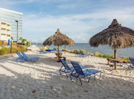 Amazing Waterfront Views Resort, Enjoy Heated Pool & Sunset!, strandleiga í Tampa