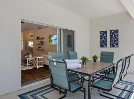 WHISPERING PALM Newly renovated cozy fenced in pool home - sleeps 8