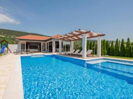 Amazing Home In Prolozac With Outdoor Swimming Pool, hotel en Donji Proložac