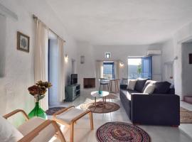 Leticia Villa with pool with amazing sea views, Paros, hotel with parking in Márpissa