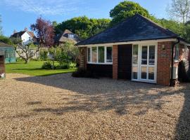 Quiet coastal cottage, perfect for walkers due to its natural location, accessible hotel in Lymington