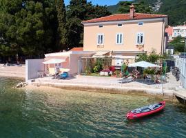 Apartments Nives, beach hotel in Cres