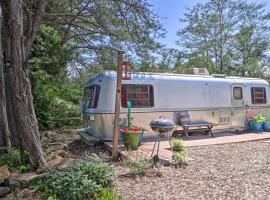 Mtn-View Vintage Airstream with Shared Fire Pit, Hotel in Sevierville