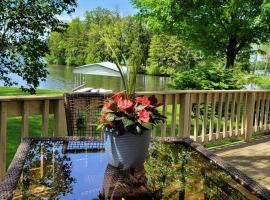 Large 1 BR Cottage, KING BED on the Lake, hotel a Paw Paw