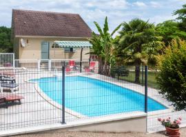 Nice Home In Sceau-saint-angel With 3 Bedrooms, Private Swimming Pool And Outdoor Swimming Pool, cottage sa Nontron
