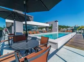 Adra 206 - Apartamento no centro de Bombinhas - Rooftop com piscina e academia - À poucos metros da praia - (Consultar serviços de roupas de cama e banho)