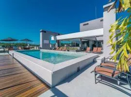 Adra 301 - Apartamento no centro de Bombinhas - Rooftop com piscina e academia - À poucos metros da praia - (Consultar serviços de roupas de cama e banho)