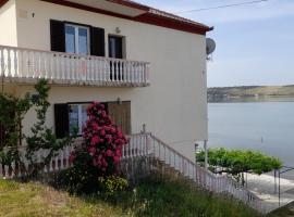 Apartmani Mirko LJubač, apartamento en Ražanac