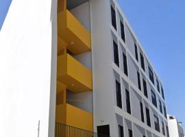 Apartamento amplo e moderno - perto do estádio futebol, hotel with parking in Tondela