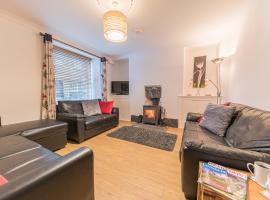 Pass the Keys Cosy Victorian Family Home in Central Windermere, holiday home in Windermere