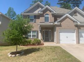 Private, quiet, immaculate bachelor pad with free parking on site, hotelli kohteessa Decatur