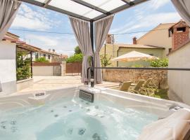 Holiday Home Giovanni Vabriga with private Jacuzzi, hotel di Vabriga