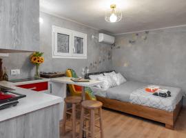 Cozy tiny apartment in the heart of Plaka, hotell i nærheten av Aigli Zappeiou konferansesenter i Athen