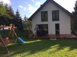 Wakacyjny dom na Kaszubach ,jeziora i lasy., cottage in Grabówko