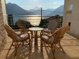 Apartment with swimmingpool, seaview and large terrace, 1st floor, min 2 persons, hotel vicino alla spiaggia a Dobrota