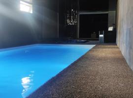 Suite avec piscine privée, hotell sihtkohas Chelles huviväärsuse Kiirrongijaam Chelles – Gournay lähedal
