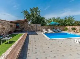 Amazing Home In Donje Rastane With Wifi